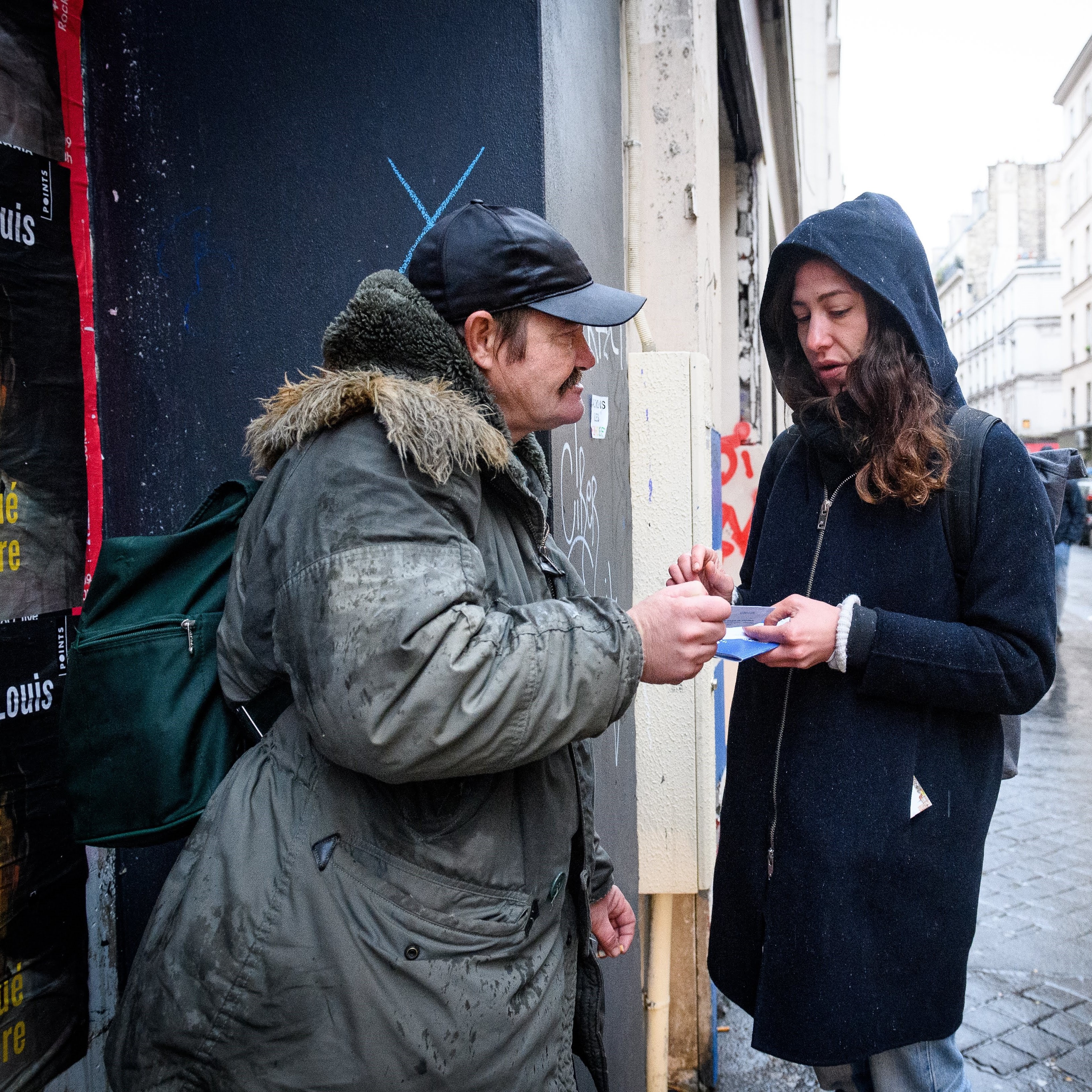 Distribuez vêtements et couvertures aux personnes vivant dans la rue