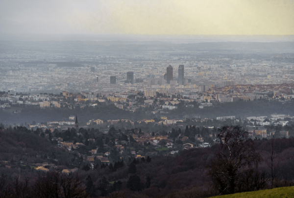 Vue sur Lyon avec pollution hivernale