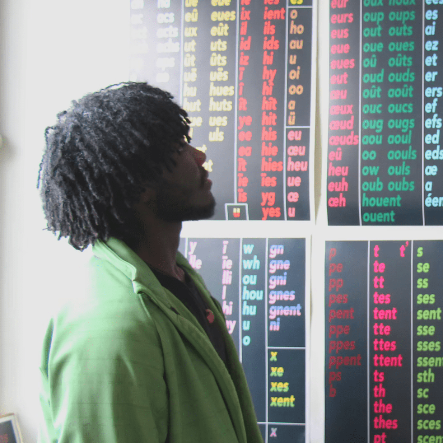 Aidez de nouveaux arrivants à apprendre le français autrement