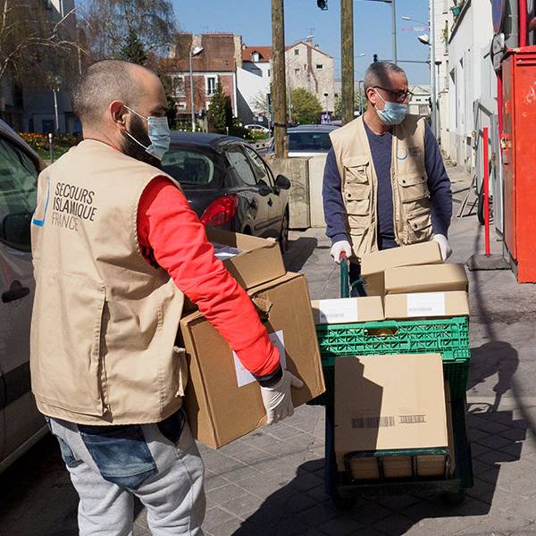 Préparez et distribuez des colis de première nécessité pour lutter contre la précarité