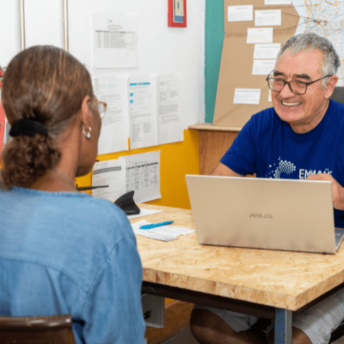 Accompagnez des personnes isolées dans leurs premiers pas numériques