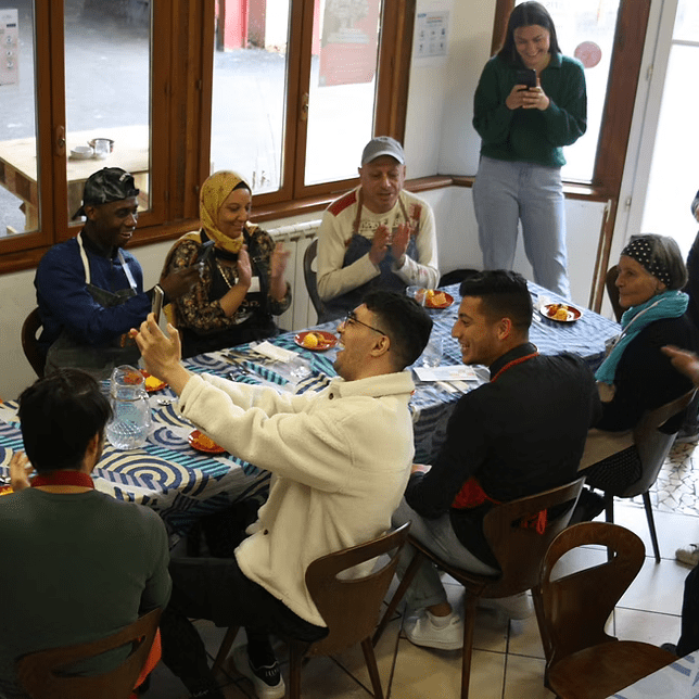 Aidez de nouveaux arrivants à apprendre le français autrement