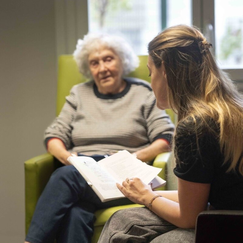 Faites voyager des personnes âgées isolées à travers la lecture